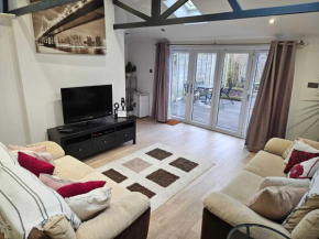 Homely 4-BR house with Free Parking and WIFI
